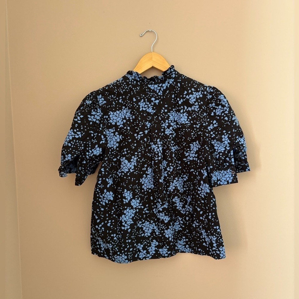 Who What Wear Blouse with Blue Pattern Size Small with button detail - Picture 3 of 3